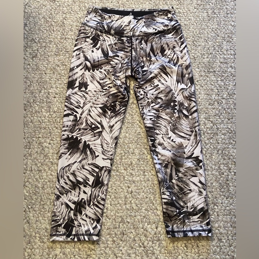Prana cropped leggings Sz S black & white leaf print EUC